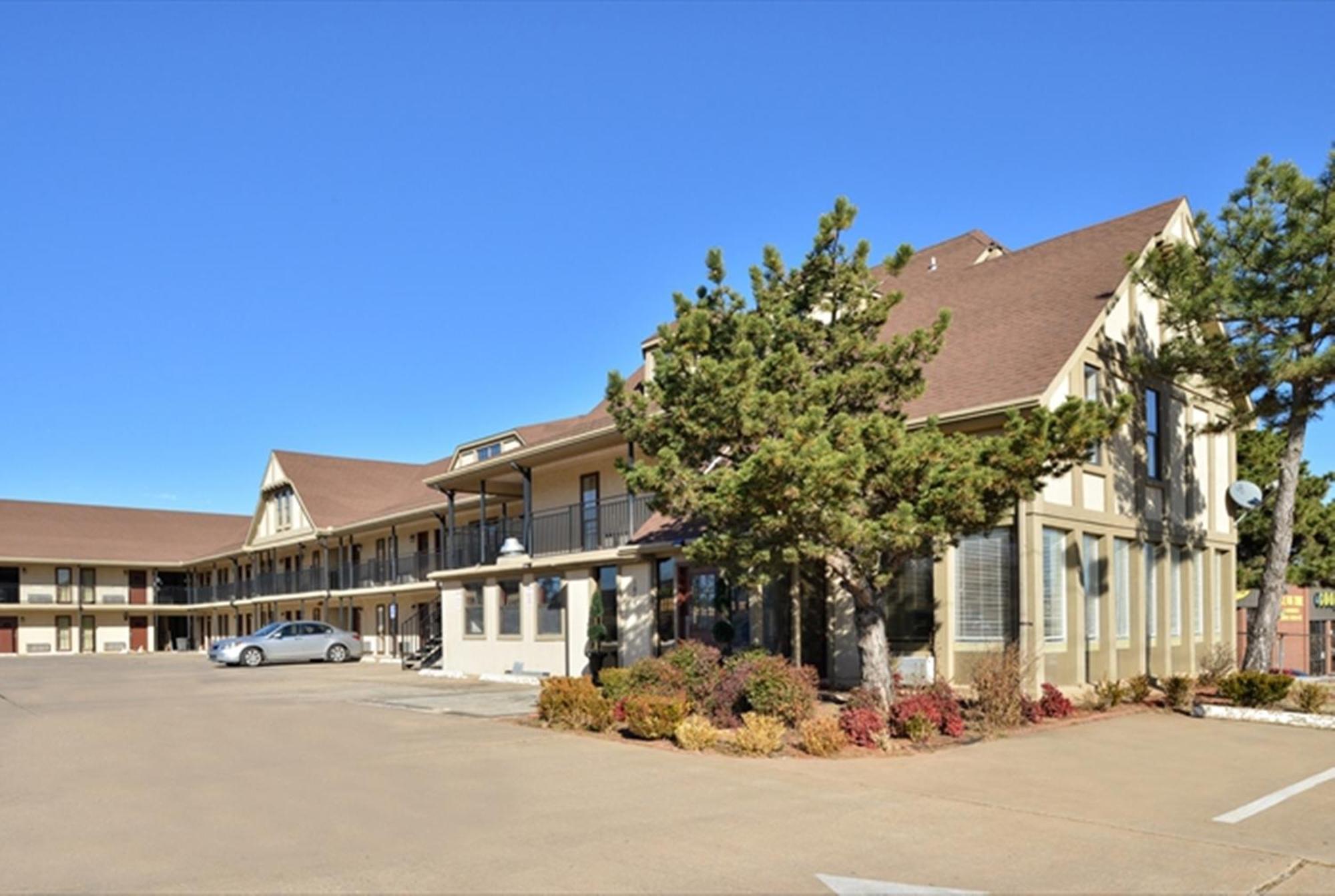 Executive Inn Едмънд Екстериор снимка